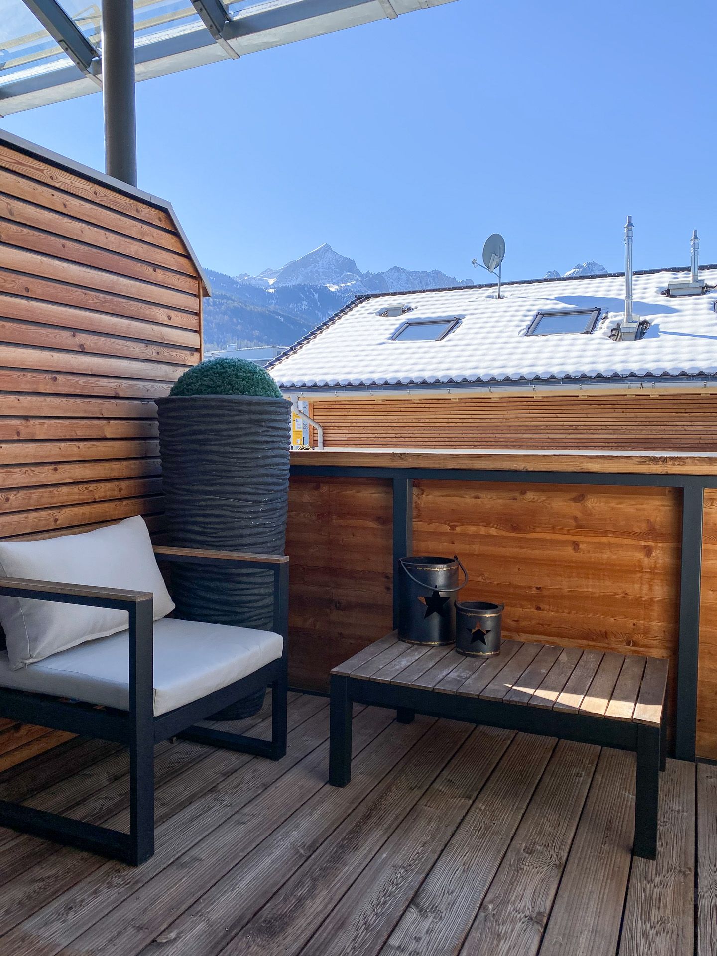 Überdachter Balkon im 1. Stock © Das Garmisch