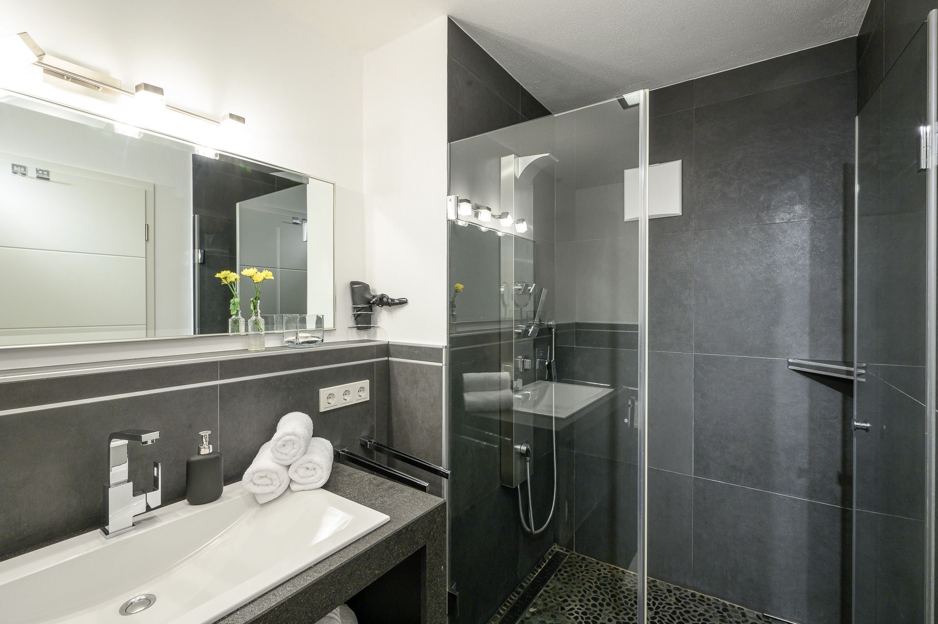 Bathroom with wellness shower © "Das Garmisch"